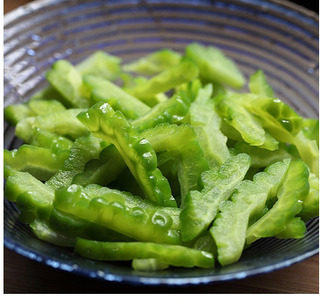 果味苦瓜,将苦瓜放入大碗