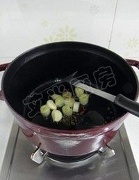 莲藕烧排骨 ,重新起锅，锅里倒入橄榄油，再放入葱、蒜、<a style='color:red;display:inline-block;' href='/shicai/ 700'>花椒</a>和<a style='color:red;display:inline-block;' href='/shicai/ 695'>八角</a>，中小火炒香