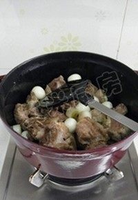 莲藕烧排骨 ,放入排骨块,翻炒均匀,再放入鹌鹑蛋,炒至排骨和鹌鹑蛋表面微焦