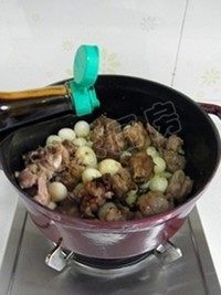 莲藕烧排骨 ,倒入适量的<a style='color:red;display:inline-block;' href='/shicai/ 762'>老抽</a>和<a style='color:red;display:inline-block;' href='/shicai/ 788'>生抽</a>，<a style='color:red;display:inline-block;' href='/shicai/ 762'>老抽</a>和<a style='color:red;display:inline-block;' href='/shicai/ 788'>生抽</a>的比例1:2左右。<a style='color:red;display:inline-block;' href='/shicai/ 762'>老抽</a>主要是调色，<a style='color:red;display:inline-block;' href='/shicai/ 788'>生抽</a>调味
