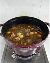 莲藕烧排骨 ,倒入老抽和生抽之后,将排骨和鹌鹑蛋翻炒使之均匀上色,倒入适量的清水,水要超出排骨和鹌鹑蛋1-2个指节左右
