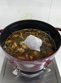 莲藕烧排骨 ,放入<a style='color:red;display:inline-block;' href='/shicai/ 2881'>山楂干</a>（<a style='color:red;display:inline-block;' href='/shicai/ 2881'>山楂干</a>用茶包袋装好），大火煮开，再放入莲藕块，盖上锅盖，再次打火烧开后转中小火炖30分钟左右，出锅前加盐调味