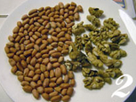 麻酱杂果卷,烤箱预热150度，将花生米和<a style='color:red;display:inline-block;' href='/shicai/ 5056'>核桃仁</a>放入烤20分钟，晾凉，或者用微波炉将花生仁、<a style='color:red;display:inline-block;' href='/shicai/ 5056'>核桃仁</a>烤香。