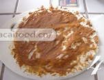 麻酱杂果卷,取一张<a style='color:red;display:inline-block;' href='/shicai/ 4696'>春卷皮</a>,均匀抹上芝麻酱。