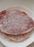 葡汁烩小排佐甜豆香菇,先将<a style='color:red;display:inline-block;' href='/shicai/ 9648'>肉排</a>洗净,用刀背轻轻将肉的组织拍松软一些,然后将水分擦干,肉身上均匀的抹上盐和淀粉。