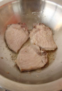葡汁烩小排佐甜豆香菇,锅内放入<a style='color:red;display:inline-block;' href='/shicai/ 851'>橄榄油</a>,中火将肉排煎至两面微焦黄。