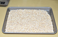 格兰诺拉麦片,<a style='color:red;display:inline-block;' href='/shicai/ 501'>燕麦片</a>倒入在烤盘中。