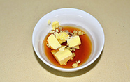 格兰诺拉麦片,小碗中倒入枫糖浆加入黄油和<a style='color:red;display:inline-block;' href='/shicai/ 140122'>玉米油</a>,用微波炉加热1分钟至黄油溶化。