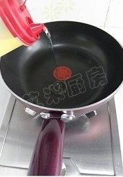 金枪鱼什锦炒饭,锅里倒油烧热