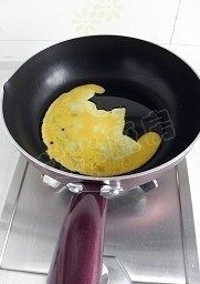 金枪鱼什锦炒饭,倒入打匀的蛋液
