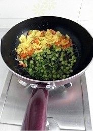 金枪鱼什锦炒饭,将炒好的胡萝卜、榨菜和葱花也拨到一边，再放入<a style='color:red;display:inline-block;' href='/shicai/ 148'>豌豆</a>和菜心，炒至<a style='color:red;display:inline-block;' href='/shicai/ 148'>豌豆</a>表面变皱
