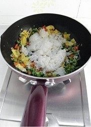金枪鱼什锦炒饭,将米饭放入锅中