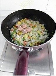 金枪鱼什锦炒饭,将金枪鱼块放入锅中
