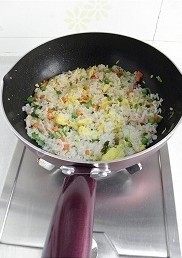 金枪鱼什锦炒饭,用铲子将金枪鱼块弄碎,同米饭炒匀,然后加<a style='color:red;display:inline-block;' href='/shicai/ 756'>鸡精</a>和盐调味,即可