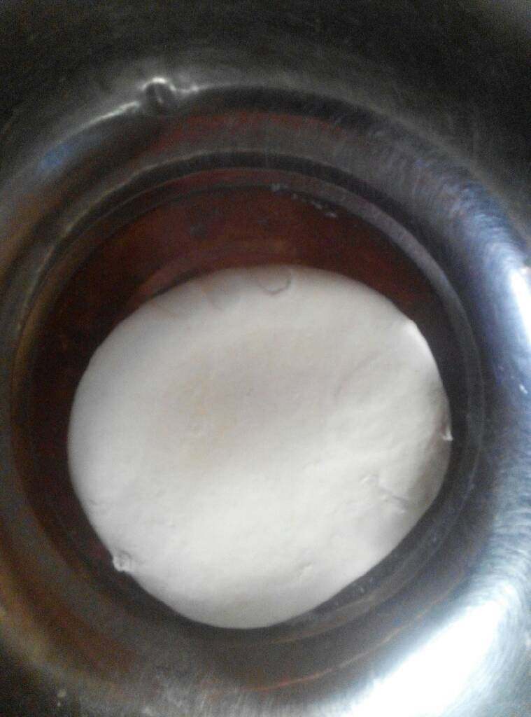 手擀面,和面，注意要多和，否则面不筋道，影响口感，下锅后还容易断