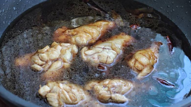 红烧翅根,倒入适量清水没过锅中食材,大火煮沸后再改中小火炖煮约十分钟。