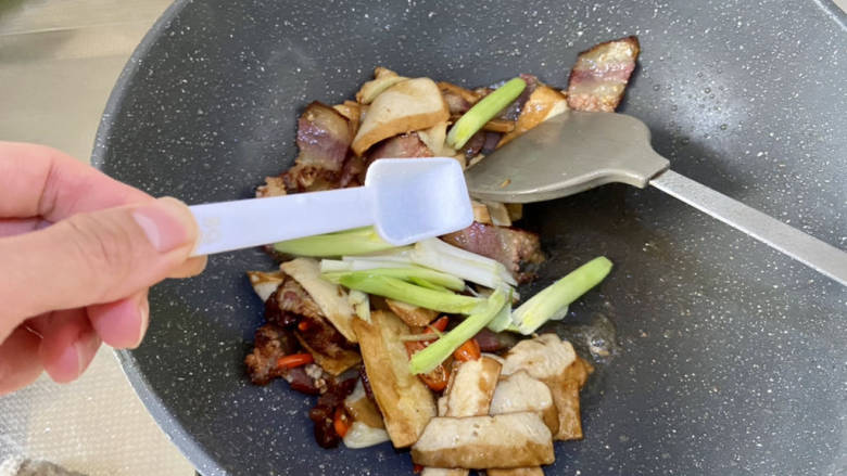 豆干炒腊肉➕豆干蒜苗炒腊肉,尝下咸淡,根据自己口味补充少许食盐