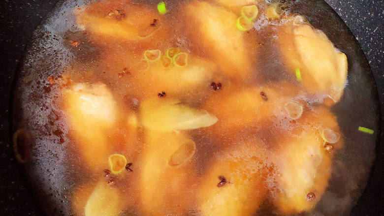 蜂蜜鸡翅,倒入开水,中小火慢炖20分钟。