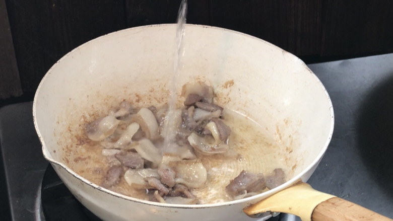蒜苔五花肉,炒至出油,加入<a style='color:red;display:inline-block;' href='/shicai/ 718'>料酒</a>炒香