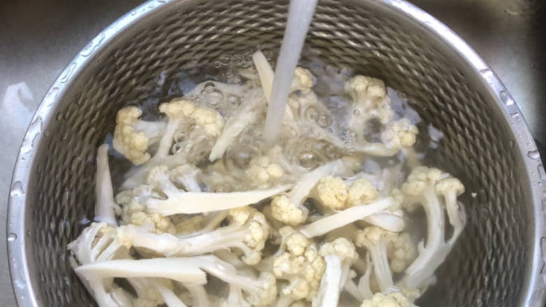 青椒炒花菜,清水清洗几遍,