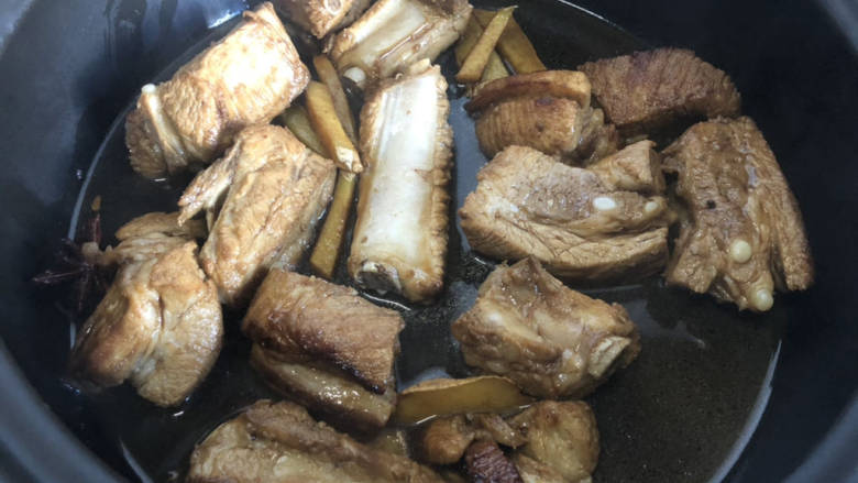 白萝卜炖猪肉,锅里加适量开水煮开后转小火,慢炖至排骨酥烂。