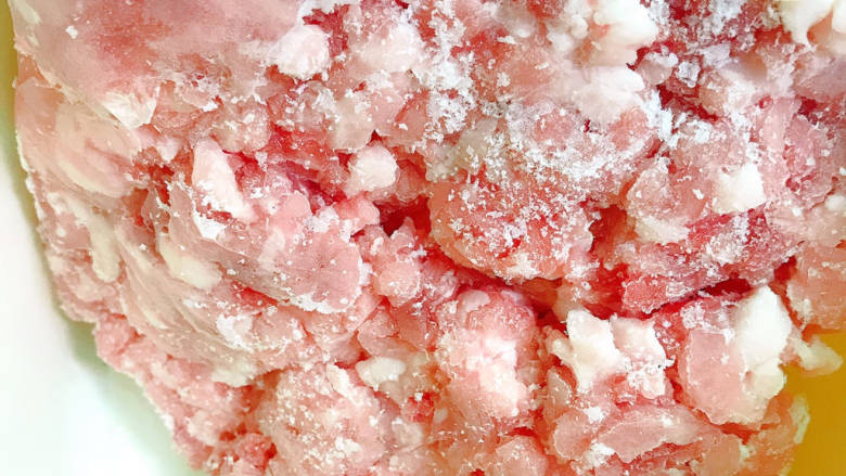 包菜猪肉饺子,猪头多岁后放入容器中