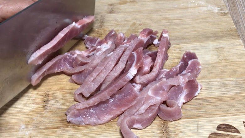 番茄里脊,里脊肉切成长条片,装入容器中