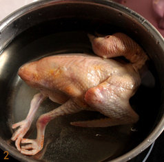 脆皮红烧乳鸽,泡一个热水浴(汆烫)