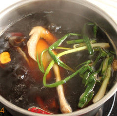 脆皮红烧乳鸽,备好<a style='color:red;display:inline-block;' href='/shicai/ 3745'>卤水</a>,<a style='color:red;display:inline-block;' href='/shicai/ 3745'>卤水</a>要提起做好,我忘记拍照了,材料能齐则齐,不能齐则尽量凑足,不能有其中一种两种的味道特别突出,煮好的<a style='color:red;display:inline-block;' href='/shicai/ 3745'>卤水</a>醇香,最好是把卤过食物后的<a style='color:red;display:inline-block;' href='/shicai/ 3745'>卤水</a>保存起来,放冰箱保存,隔几天取出加热一下,每次卤煮的时候适当加入一点点香料,完后<a style='color:red;display:inline-block;' href='/shicai/ 3745'>卤水</a>继续保存,这样的<a style='color:red;display:inline-block;' href='/shicai/ 3745'>卤水</a>越煮越香。<a style='color:red;display:inline-block;' href='/shicai/ 3745'>卤水</a>加入姜片、香<a style='color:red;display:inline-block;' href='/shicai/ 3250'>葱</a>,<a style='color:red;display:inline-block;' href='/shicai/ 62'>辣椒</a>干,放入汆烫后的乳鸽,内卤煮15分钟然后关火泡40分钟,我把内脏也一起方进入卤了,卤好直接吃掉