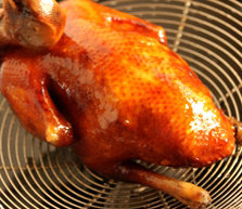 脆皮红烧乳鸽,锅里烧热油,用汤勺舀油淋到乳鸽上,直到乳鸽变成金黄色,淋油的时候觉得乳鸽这两爪子太碍地方也太不好淋油了,我干脆剪下来放在旁边,这样油会从乳鸽身上流下去的,爪子也变金黄了。过程其实蛮快的,2分钟之内就可以了,不过我中途换锅了,第一次烧油的锅子太小了,不方便,又改成大锅烧油