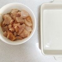 咖喱香脆鸡胸,鸡胸切成【小块】,撒上1/2勺盐,倒入<a style='color:red;display:inline-block;' href='/shicai/ 851'>橄榄油</a>,稍稍搅拌,再倒进制作奶油焗菜的烤盘中,放进微波炉高火加热2分钟