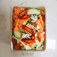 咖喱香脆鸡胸,所有蔬菜一起装入烤盘