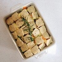 咖喱香脆鸡胸,预热烤箱220℃
拌匀后,把多味黄油切成【薄片】,摆在最上面,放上迷迭香,放进预热好的烤箱中层烘烤12分钟左右即可