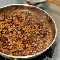 马来西亚辣椒板面,二、制作肉酱
1.将蚝油、生抽、老抽、盐、胡椒粉与肉末拌匀
2.锅中热油,加入蒜、洋葱翻炒,炒至颜色微深
3.将肉末倒入锅中,大火炒香
4.如果喜欢吃的湿一点,可以加入<a style='color:red;display:inline-block;' href='/shicai/ 845'>高汤</a>,还可以加些木耳、<a style='color:red;display:inline-block;' href='/shicai/ 230'>香菇</a>什么的,嫌麻烦就不用加了
5.上图是肉酱的成品