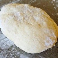 马来西亚辣椒板面,三、制作板面
1.将板面的材料放入一个大盆里,搅匀,揉成团(可以用面包机,更筋道)
2.盆上盖一块湿布,静置30分钟