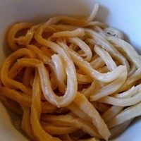 马来西亚辣椒板面,用擀面杖将面擀成半厘米厚的面片(用压面机更均匀),然后切成半厘米宽的面条。煮熟后如上图,辣椒板面当然是越劲道、越硬越好吃