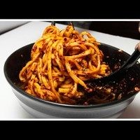 马来西亚辣椒板面,四、配菜
1.放些小鱼干(卖干货的地方有,某宝也有)、花生碎在面上
2.浇一些肉浆,按口味加点辣椒酱
3.煮一个荷包蛋,蛋白半熟,蛋黄是生的那种(这步一定不能少,辣椒板面比较干,全靠蛋黄液营造一种稠稠的、香浓的感觉,不用担心蛋黄液腥或者腻,因为辣椒板面的香辣会盖过它)。
