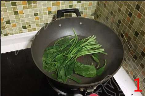 菠菜千层饼,菠菜洗净,焯水1分钟,捞出投凉,控干