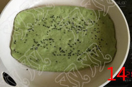 菠菜千层饼,饼的表面刷清水,撒黑芝麻