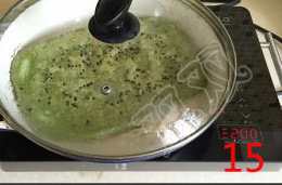 菠菜千层饼,盖盖子,小火,将两面烙出金黄色斑点即可