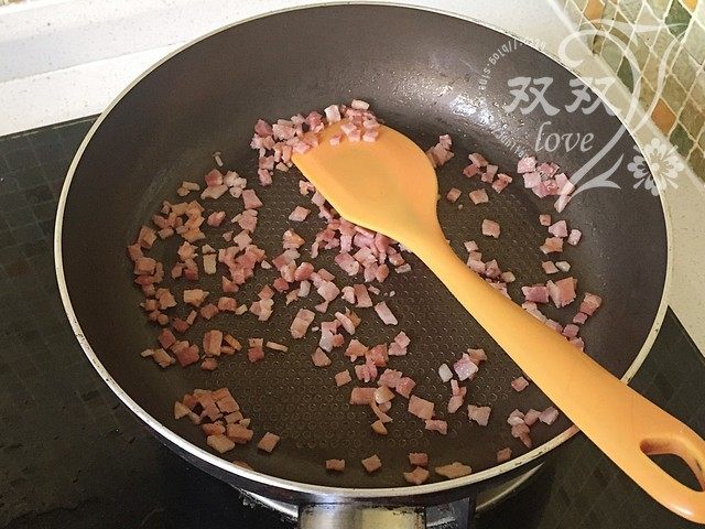 培根华夫饼,培根切碎,用平底锅炒香