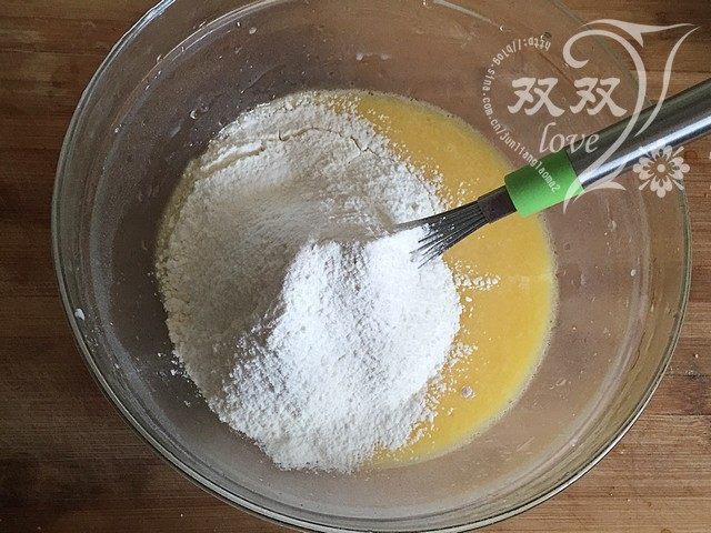 培根华夫饼,筛入低筋面粉和<a style='color:red;display:inline-block;' href='/shicai/ 702'>泡打粉</a>、盐