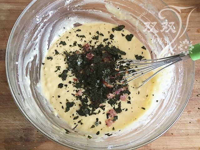 培根华夫饼,将海苔挫碎,放入