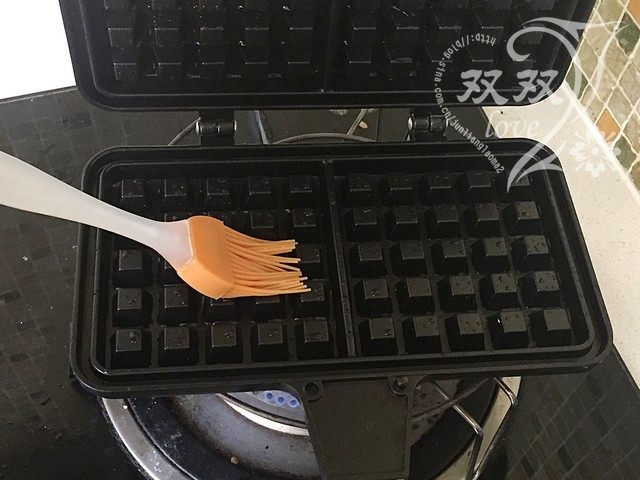 培根华夫饼,锅子烧热,表面刷油