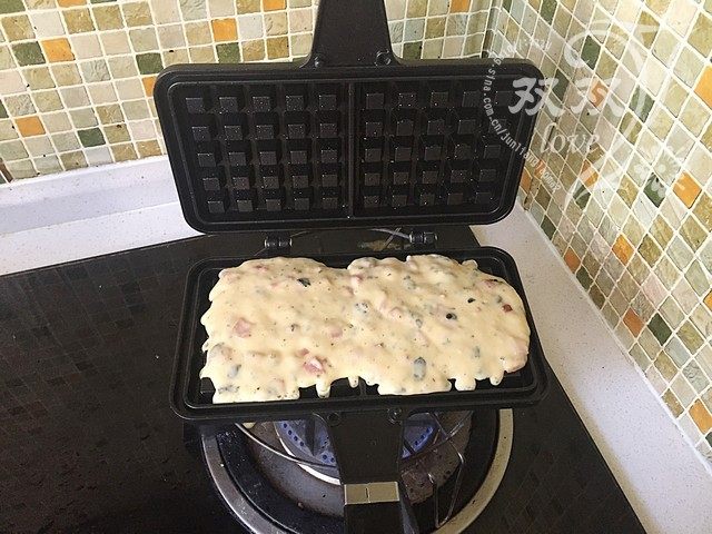 培根华夫饼,将面糊舀入