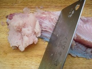 包心鱼丸,鱼肉用刀背碾成泥。