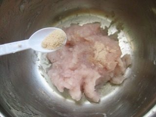 包心鱼丸,加入盐和适量水。