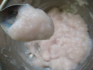 包心鱼丸,顺着一个方向搅至上劲成糊状。