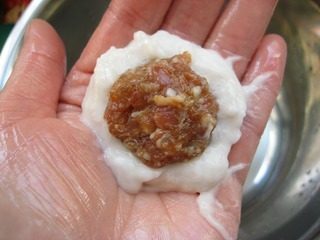 包心鱼丸,包入一个肉丸。