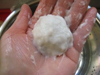 包心鱼丸,捏成圆形。